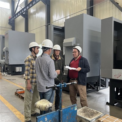 Un client iranian a vizitat strungul vertical CNC pentru inspecție-la fața lo...